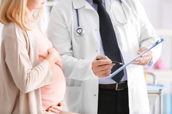 Pregnant woman visiting cardiologist